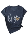 Détail du t-shirt gris à col en V avec texte Gigi et motif graphique de cœur léopard - S / Bleu Marine (Graphiques Blancs)