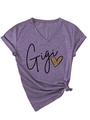 Détail d'un t-shirt violet col V avec imprimé Gigi, cœur léopard et ourlet noué - S / Violet (Graphiques Noirs)