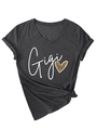 Vue détaillée du t-shirt gris col en V avec imprimé cœur léopard et texte Gigi - S / Gris Anthracite (Graphiques Blancs)
