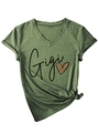 Détail du t-shirt vert olive à col en V avec texte Gigi, cœur léopard et nœud en bas - S / Vert Olive (Graphiques Noirs)