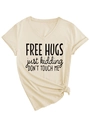 Detailansicht des V-Ausschnitt T-Shirts mit Knotendetail und Free Hugs Slogan - S / Sand (Schwarze Schrift)