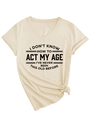 Beiges V-Ausschnitt T-Shirt mit schwarzem Spruch und dekorativem Knotendetail am Saum - S / Sandfarben