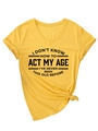 Detail eines gelben V-Ausschnitt-T-Shirts mit schwarzem Slogan und modischem Knoten - S / Gelb