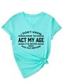 Detail eines mintgrünen V-Ausschnitt T-Shirts mit Slogan-Aufdruck und Knotensaum-Design - S / Tiefwasserblau