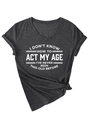 Detalle de camiseta gris con cuello en V, estampado 'ACT MY AGE' y dobladillo anudado - Gris Jaspeado Negro