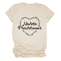 Detail des herzförmigen Nurse Practitioner Designs auf einem beigen Baumwoll-T-Shirt - S / Sandfarben