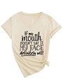 Detail van de V-hals en geprinte slogan op het beige casual T-shirt met korte mouwen - S / Zand (Zwart Lettertype)