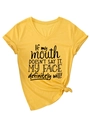 Detail van de grappige tekstprint en knoopzoom op een geel T-shirt met V-hals - S / Geel (Zwart Lettertype)