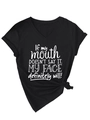 Vue détaillée du t-shirt col V avec imprimé texte et détail noué sur le bas du vêtement - Noir (Police Blanche)