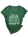 Détail d'un t-shirt col V vert forêt avec citation blanche et nœud frontal élégant - Vert Rétro (Police Blanche)