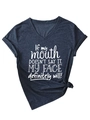 Détail du t-shirt gris à col en V avec slogan, texture du tissu et manches roulées - Bleu Marine (Police Blanche)