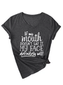 Détail du t-shirt gris anthracite col en V avec citation et nœud élégant en bas - Gris Chiné (Police Blanche)