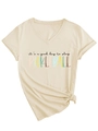 Detalle de camiseta beige con cuello en V, estampado de pickleball y dobladillo anudado - S / Arena (Gráfico Negro)