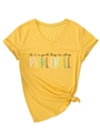 Detalle de camiseta de pickleball amarilla con cuello en V, estampado y dobladillo anudado - S / Amarillo (Gráfico Negro)