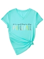Detalle de camiseta turquesa con cuello en V y estampado de Pickleball para mujer - S / Azul Agua Profunda (Gráfico Negro)