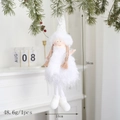 Dettaglio macro di un angelo di peluche bianco con trecce e dimensioni di 36 cm per 14 cm - Ciondolo Ragazza con Trecce Lunghe