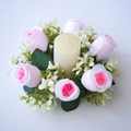 Ghirlanda di candele con rose rosa artificiali e classica candela a colonna color crema - Stile Rosa Rosa E Candela A Pilastro
