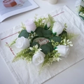 Künstlicher Kranz aus weißen und rosa Rosen mit Eukalyptusblättern für die Deko - Weiß Und Hellrosa Rose Stil