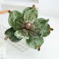 Grüne künstliche Magnolienblüte aus Samt mit Goldpailletten für die Weihnachtsdeko - Grün