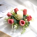 Corona de rosas rojas artificiales con bayas blancas y elegante vela decorativa - Estilo Rosa Rojo Claro Y Vela De Pilar
