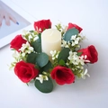 Anillo de rosas rojas artificiales con flores blancas y eucalipto para decoración mesa - Estilo Rosa Roja Y Vela De Pilar
