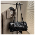 Detalle del bolso cilíndrico negro brillante con cremalleras y correa con ojales - Negro