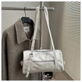 Detalle del bolso cilíndrico blanco brillante con correa ajustable y hebilla de plata - Blanco