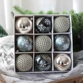 Set de 9 bolas navideñas de 8cm en plata, azul con copos y texturas de punto en caja - Verde Oscuro