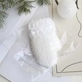 Dettaglio del bastoncino di Natale bianco con paillettes e piume nella confezione - Guanto Bianco