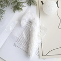 Decorazione a bastoncino di Natale bianco con lustrini d'argento su rami di pino festivi - Forma di Bastoncino di Zucchero Bianco