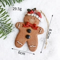 Ciondolo omino di pan di zenzero in resina con cappello di Babbo Natale sulla neve - Stile Fiocco Rosso
