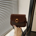 Dunkelbraune Umhängetasche im Retro-Stil mit Wildleder-Finish und goldener Schnalle - Kaffeebraun