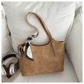Dettaglio della borsa tote color caramello con elegante foulard a pois sul manico - Cachi