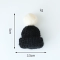 Mini schwarze Strickmütze mit cremefarbenem Bommel für Puppen und DIY Dekoration - Schwarz