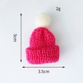 Mini-Strickmütze in Rosenrot mit weißem Pompon für Puppen und Weinflaschendeko - Rosenrot