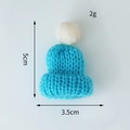 Mini himmelblaue Strickmütze für Weihnachten mit weißem Bommel als Weinflaschen-Deko - Hellblau