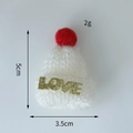 Mini gestrickte Weihnachtsmütze in Weiß mit rotem Pompon und goldenem LOVE-Detail - Weiß (Mit LOVE Schild)