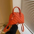 Borsa a conchiglia trapuntata arancione con zip dorate e tracolla regolabile da donna - Arancione