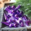 Set di decorazioni natalizie viola con palline e ghiaccioli su un vassoio innevato - Molteplici stili di combinazione / Viola