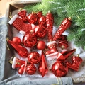 Set di 21 decorazioni natalizie rosse con palline e pigne su vassoio decorativo - Rosso