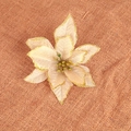 Kunstmatige kerstster in champagnegoud met glitters op een rustieke jute achtergrond - Gouden Rand Kleine Bloem Goud