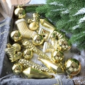 Set di ornamenti natalizi dorati con finiture lucide e opache su vassoio innevato - Oro
