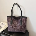 Grande borsa shopper con stampa leopardata viola scuro e grigio con manici in pelle nera - Nero
