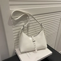 Minimalistische weiße Hobo-Tasche aus Leder mit silberner Schnalle für Damen im Alltag - Weiß