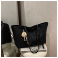 Dettaglio della borsa tote in tela leopardata nera con tracolla e ciondolo peluche - Nero Con Ciondolo