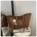 Dettaglio macro della trama leopardata marrone sulla borsa tote con ciondolo - Marrone con Pendente