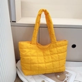 Borsa tote trapuntata gialla con cuciture quadrate e ampi spallacci per la spalla - Giallo