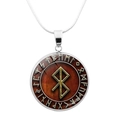 Collar brújula vikinga plateado con símbolo rúnico dorado sobre fondo de madera - Estilo Runas Grano de Madera (JY006534-12)