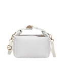 Bolso bandolera de tejido blanco con textura de espiga y detalles dorados en fondo blanco - Blanco