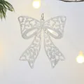 Fiocco di Natale argento glitterato con design traforato e nastro bianco per albero, 8x9cm - Ciondolo a Fiocco